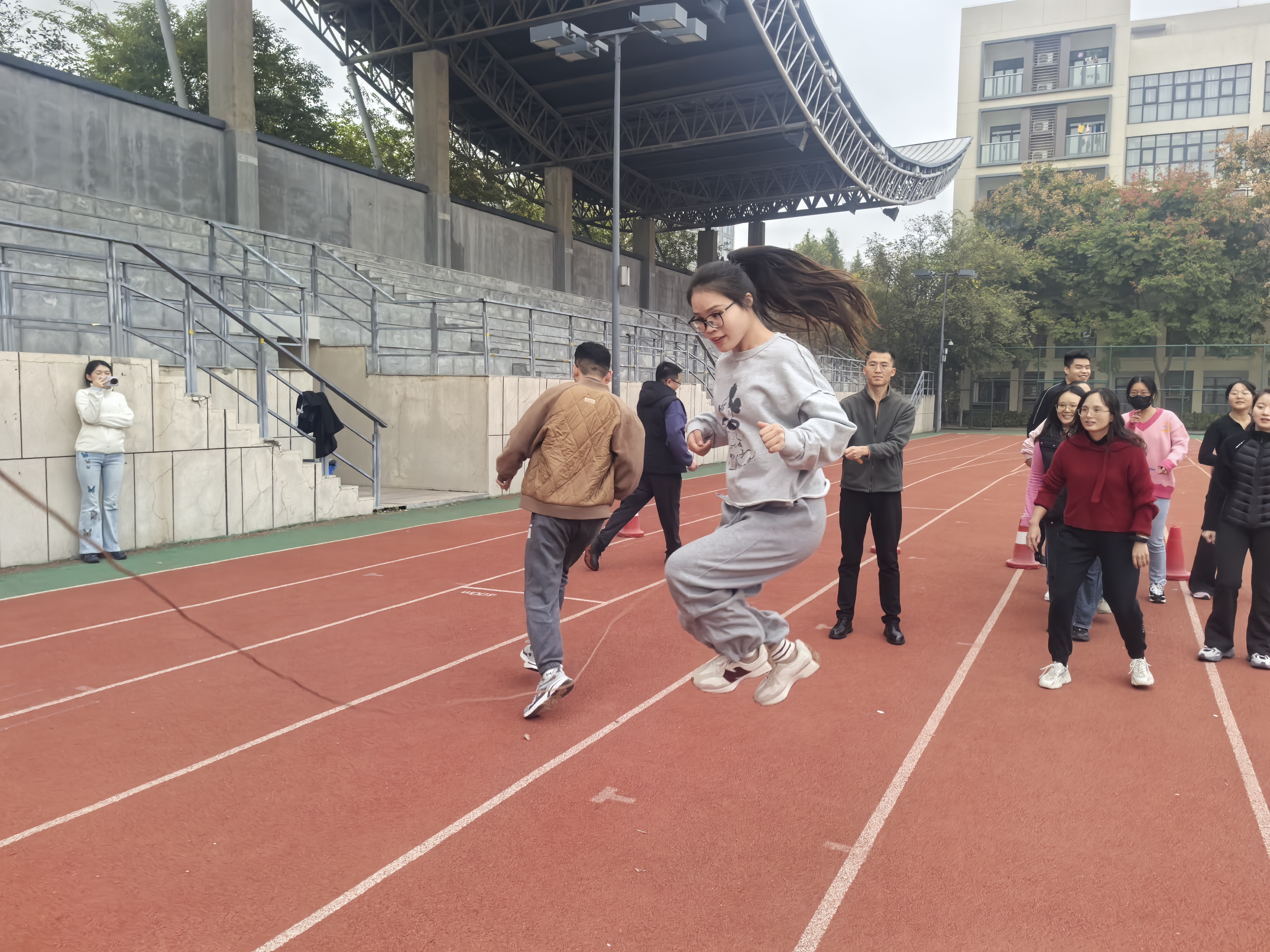 关于大型趣味空中跳绳比赛，运动与娱乐的完美融合的信息